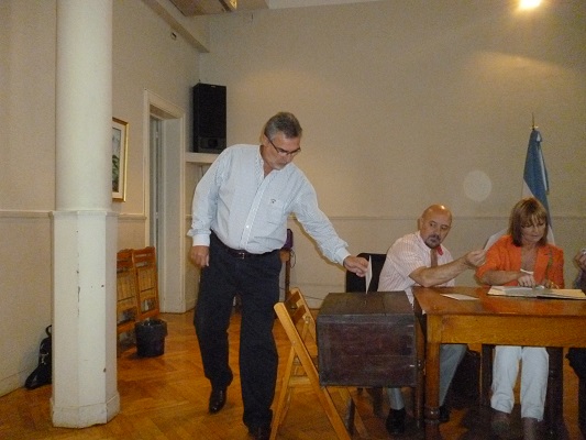 Hugo Andiazabal votando en las últimas elecciones de FEVA (foto EuskalKultura.com)